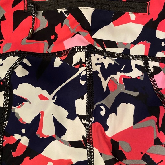 Lululemon Run Inspire Crop, size 4 - Picture 3 of 3